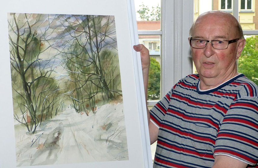 Bild: Fritz Wilhelm mit dem Aquarell Ein Wintertag