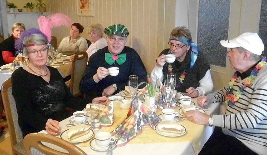 Bild: Ab dem Kaffeetrinken ging es nach dem bekannten Motto: Spa&szlig; beiseite, Ernst auf den Tisch � Tisch raus! Es lebe der Karneval!