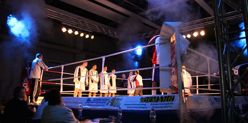 Bild: Die Mannschaften im Ring