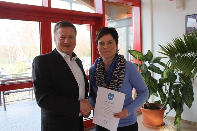 Bild: Thomas Spielmann gratuliert Cornelia M&uuml;ller