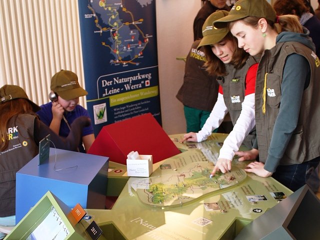 Bild: Junior Ranger besuchen die Ausstellung