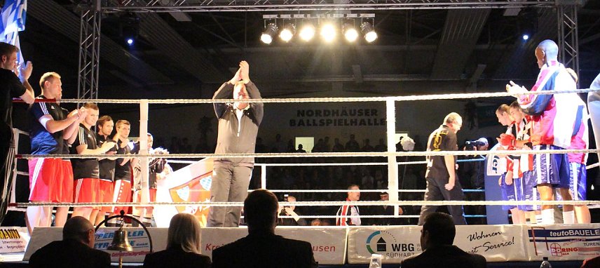Bild: Die Mannschaften im Ring