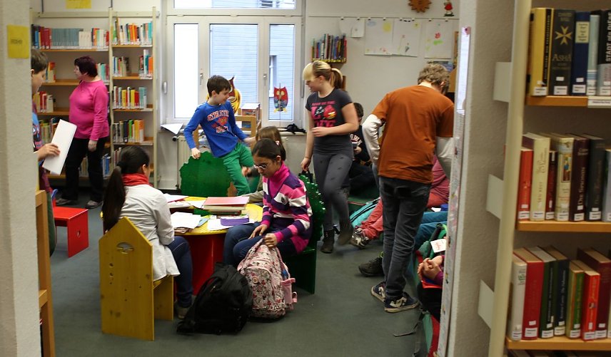 Bild: Unterricht in der Bibliothek
