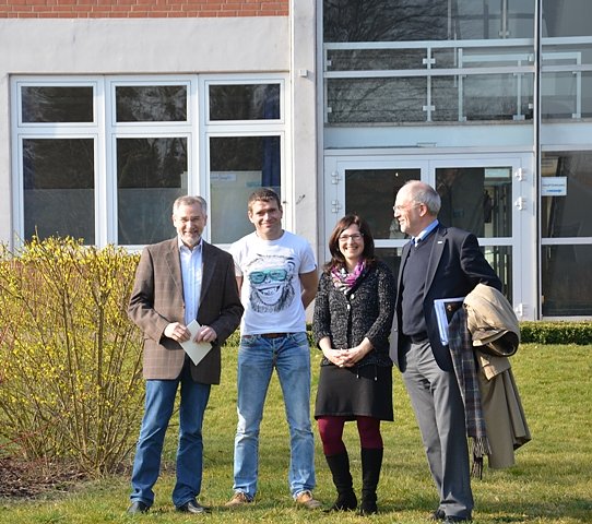 Bild: Gespr&auml;ch an der Schule