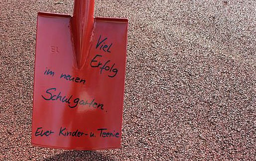 Bild: F&uuml;r Schulgarten gebuddelt