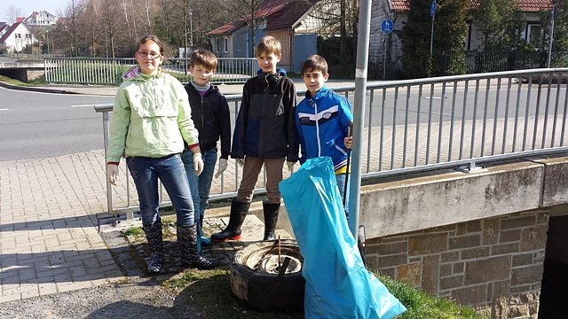 Bild: Grundsch&uuml;ler beim Fr&uuml;hjahrsputz