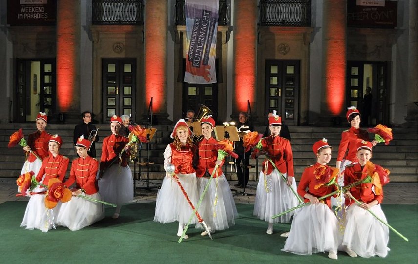 Bild: Finale vor dem Theater