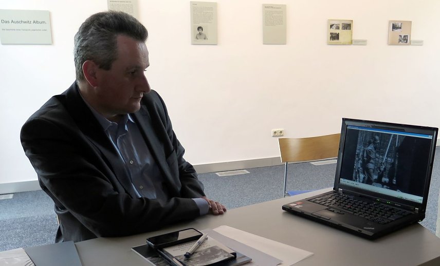 Bild: Ausschnitte, im Hintergrund die Ausstellung in der Feuerwache