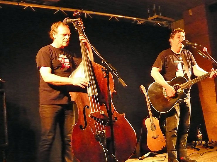 Bild: Im Konzert von ScherbeKontraBass