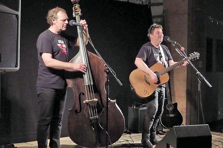 Bild: Im Konzert von ScherbeKontraBass