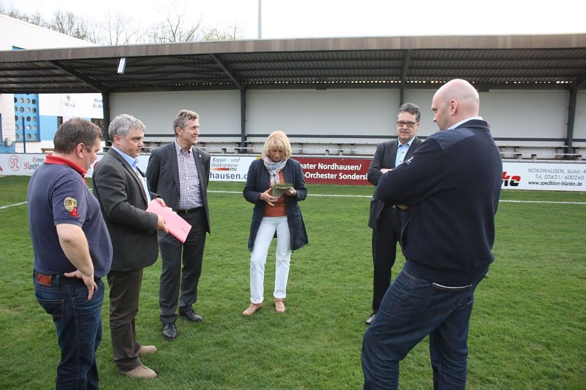 Bild: Vor-Ort-Termin im Albert-Kuntz-Sportpark. V.l.n.r.: Frank Kirchhoff, Vizepr&auml;sident des FSV Wacker 90 Nordhausen, Frank Ollech von der Schul- und Sportverwaltung bei der Stadtverwaltung, Oberb&uuml;rgermeis