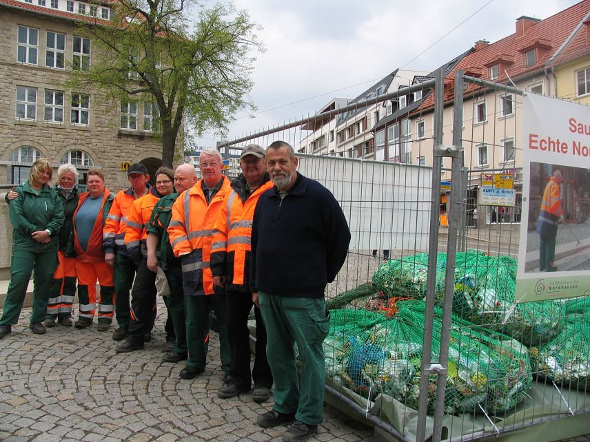 Bild: Mitarbeiter der Stadtverwaltung Nordhausen zeigen ca. 10 Kubikmeter achtlos weggeworfene Kleinabf&auml;lle, die sie in einer Woche aufgesammelt haben