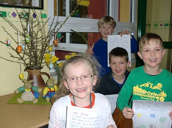 Bild: Sch&uuml;ler schreiben an Osterhasen