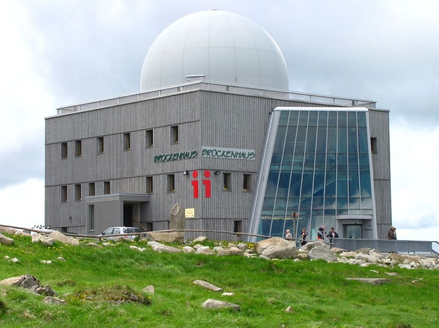 Bild: Die fr&uuml;here Stasi-Moschee mit den &Uuml;berbleibseln der Stasi-Technik in der Kuppel auf dem Geb&auml;ude, heute Nationalpark-Besucherzentrum