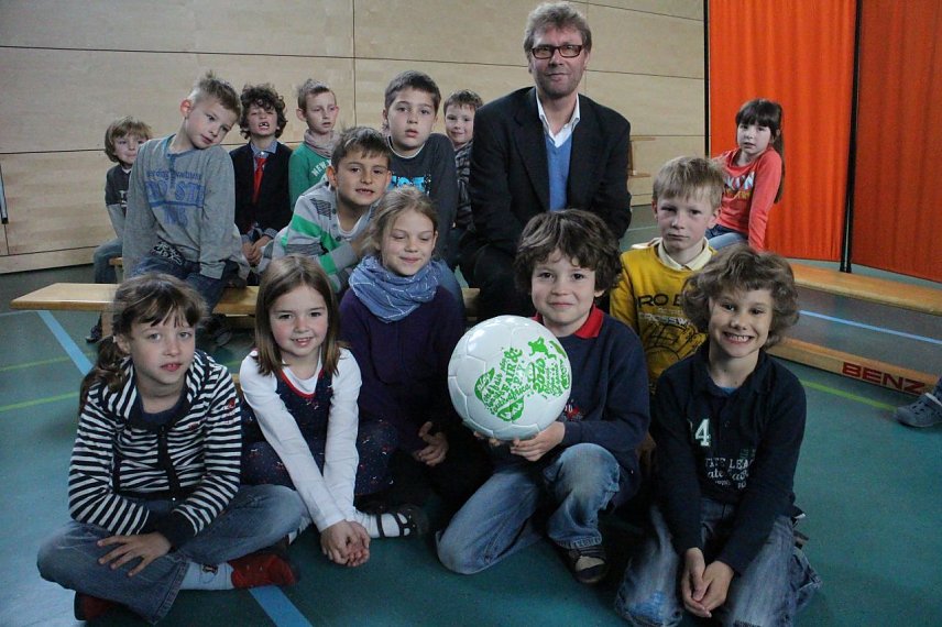 Bild: Dirk Adams an der evangelischen Grundschule