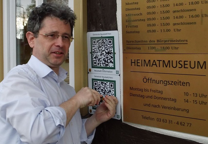 Bild: Dirk Erfurt schraubt die Codes an