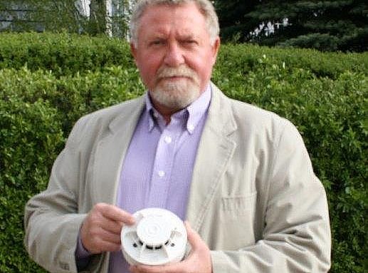 Bild: Der verantwortliche Vorstand f&uuml;r Technik, Harald Eisentraut, pr&auml;sentiert die modernen Melder