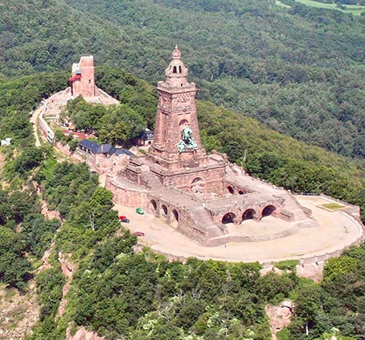 Bild: Gro&szlig;e Ostereiersuche am Kyffh&auml;user-Denkmal...