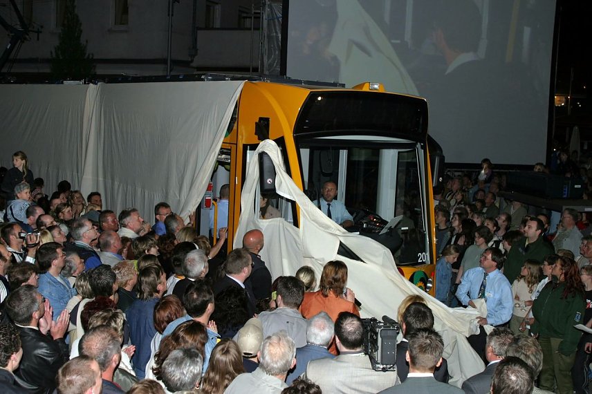 Bild: Vor zehn Jahren: Feierliches Roll out am 30. April 2004