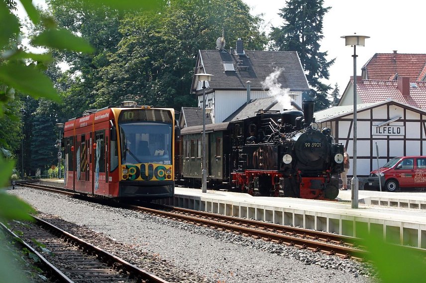 Bild: HSB-Bahnhof Ilfeld im S&uuml;dharz � Hier sind historische Dampfeisenbahn und moderne Zweisystemfahrzeuge am selben Bahnsteig anzutreffen.