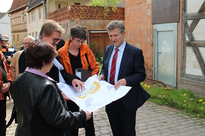 Bild: OB Dr. Klaus Zeh, Architekt Roman Graf und SWG Gesch&auml;ftsf&uuml;hrerin Carola Franke begutachten die Pl&auml;ne f&uuml;r das Quartier