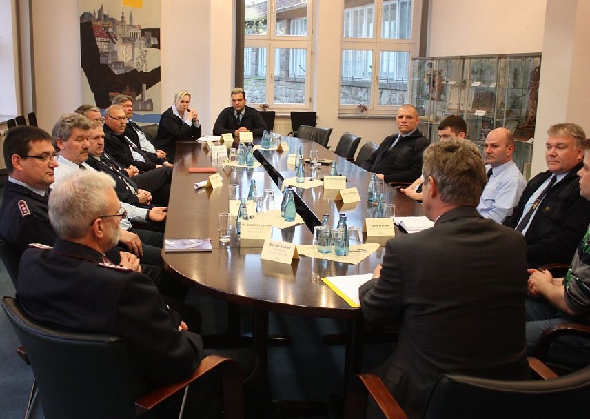 Bild: Gespr&auml;ch mit Wehrf&uuml;hrern