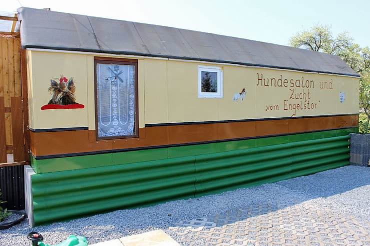 Bild: Hundesalon im Zirkuswagen