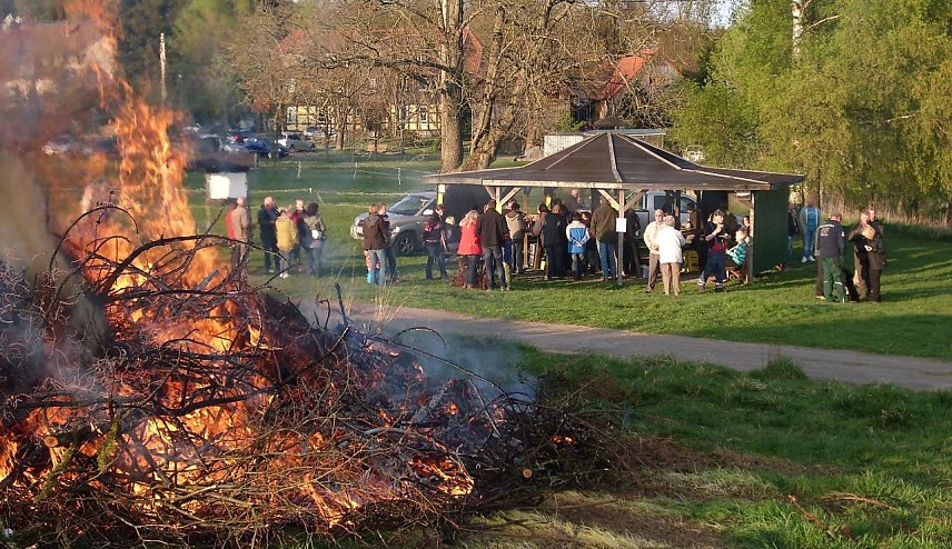 Bild: Osterfeuer auf dem Berg
