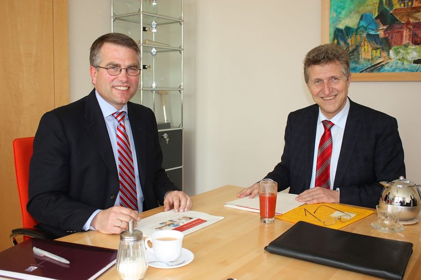 Bild: Carsten Frob&ouml;se und Oberb&uuml;rgermeister Klaus Zeh im Gespr&auml;ch