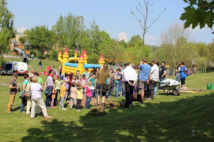 Bild: Zum Fest einen Baum gepflanzt