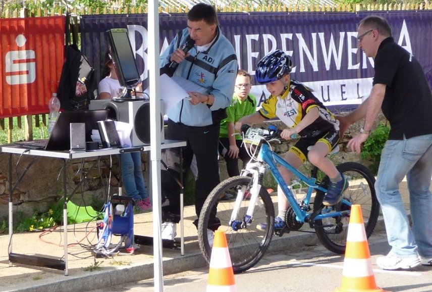 Bild: Lukas Krebs beim Start des 8km Einzelzeitfahren