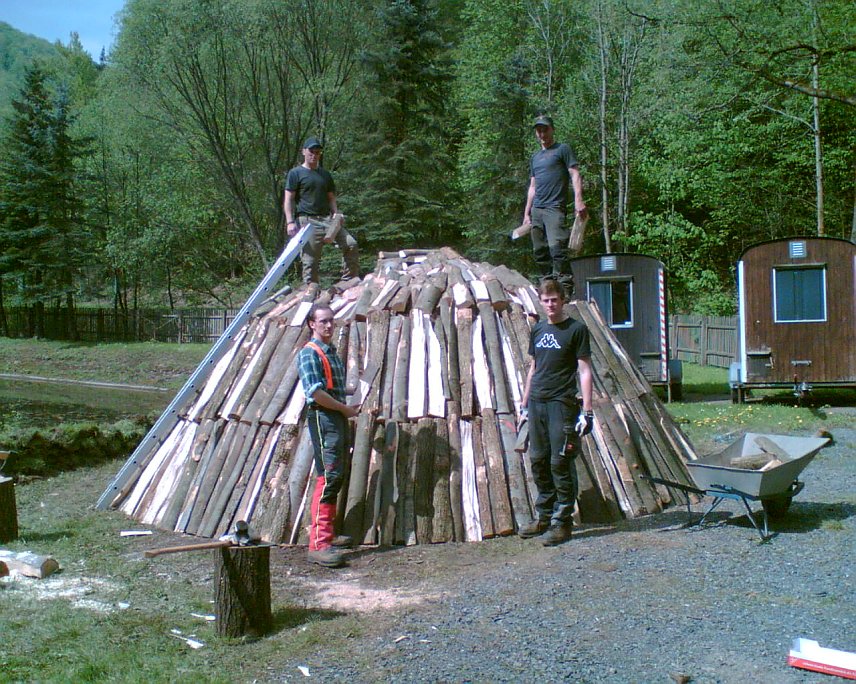 Bild: Holzmeiler errichtet
