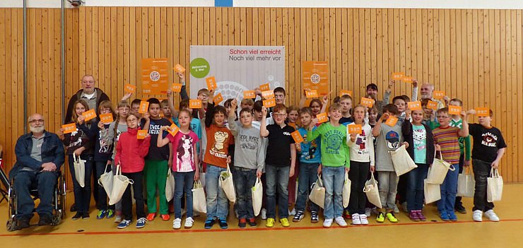 Bild: Sch&uuml;ler befassen sich mit Inklusion