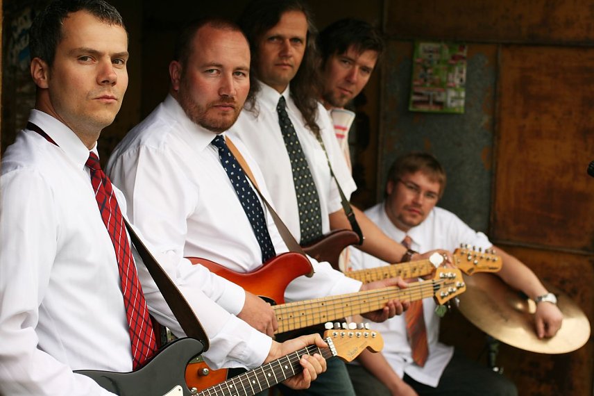 Bild: Von links: Matthias M&uuml;ller (Keyboard, Gitarre), Heiko Mei&szlig;ner (Bass), Ralf Kirchner (Gitarre), Matthias Hirschfeld (Gesang), Norman Schulz (Schlagzeug)