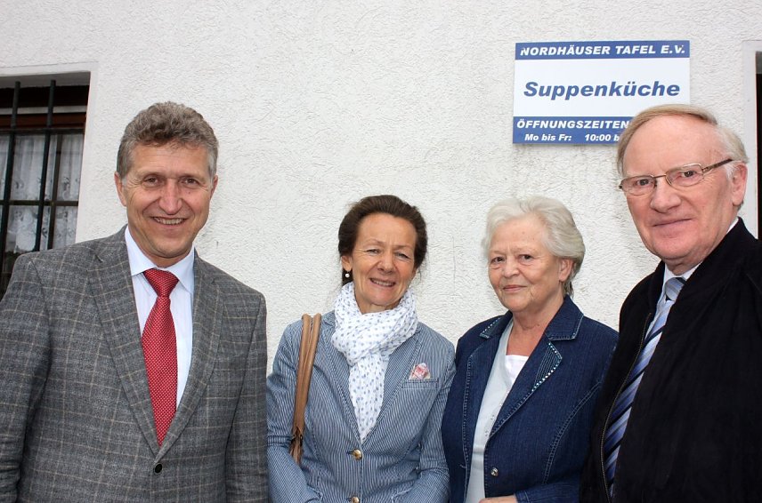 Bild: Dr. Klaus Zeh, Brigitte Manke, Helga Rathnau, Leiterin der Tafel e.V. und Dr. Volker D&uuml;ssel