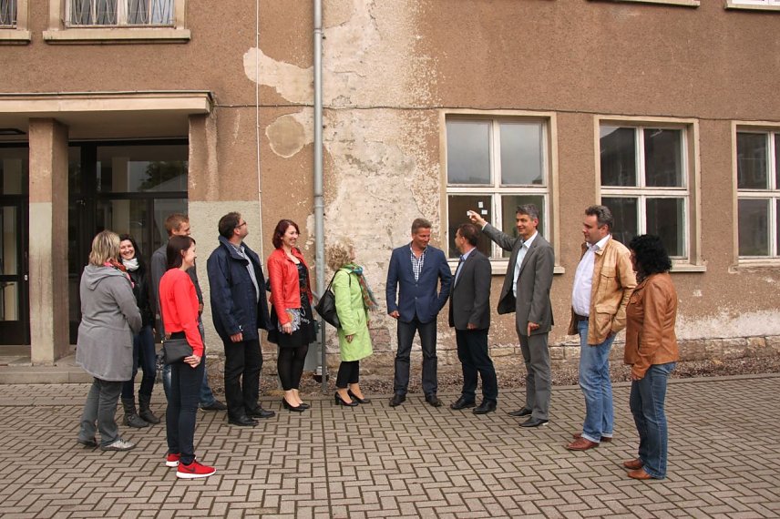 Bild: Sch&uuml;lerin Jo Ann Umbach, Elternsprecherin Cordelia Mei&szlig;ner (bei Foto 2 mit im Bild: Elternsprecherin Alexandra Klingner), Sch&uuml;ler Richard M&uuml;ller, B&uuml;rgermeister Frank Rostek, Lehrerin Daniela Stamer, B