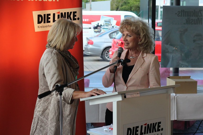 Bild: Im Zwiegespr&auml;ch Hannelore Haase und Birgit Keller