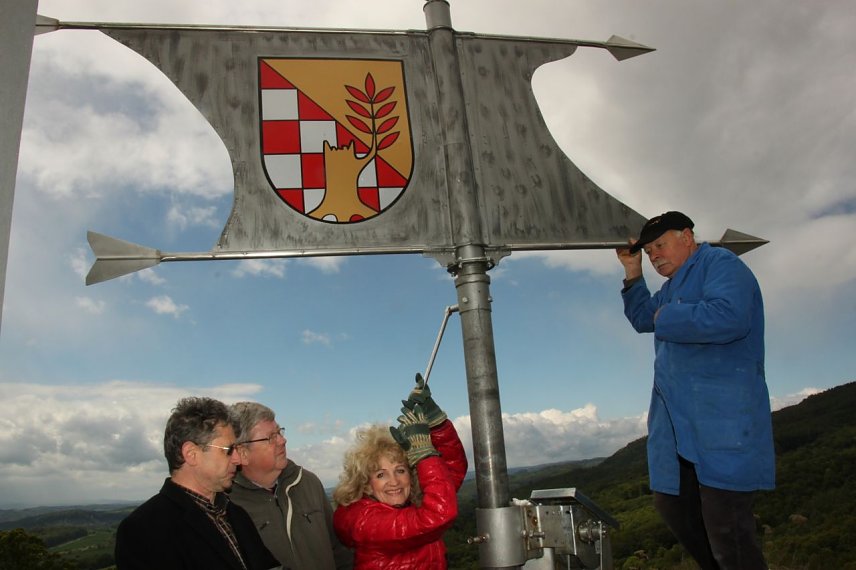 Bild: Landr&auml;tin Birgit Keller Neustadts B&uuml;rgermeister Dirk Erfurt, Rainer Bachmann als Vertreter des Kreistags und Schmied Herbert Th&uuml;ne (rechts).