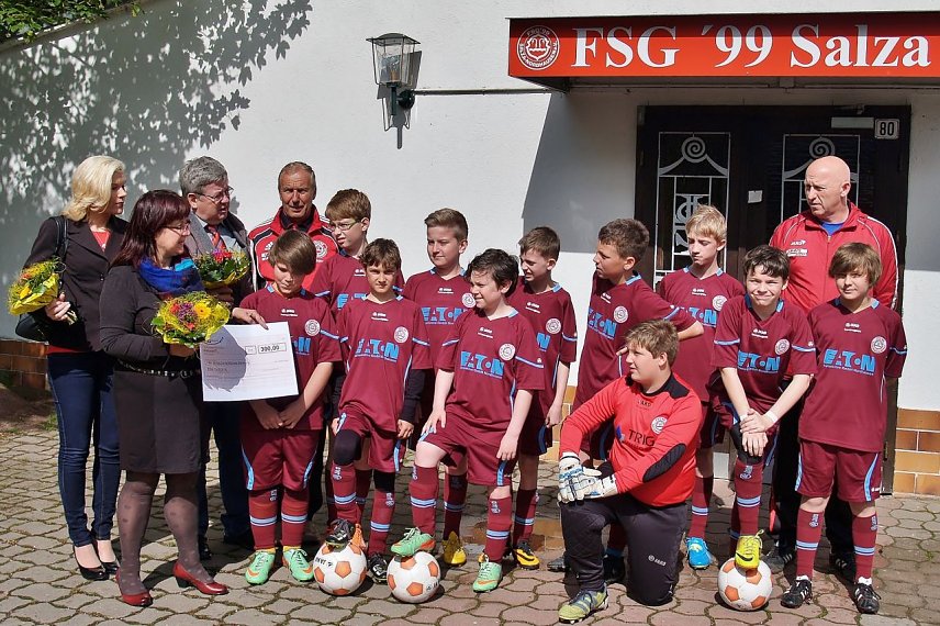 Bild: Scheck&uuml;bergabe an den Nachwuchs des FSG 99 Salza Nordhausen
