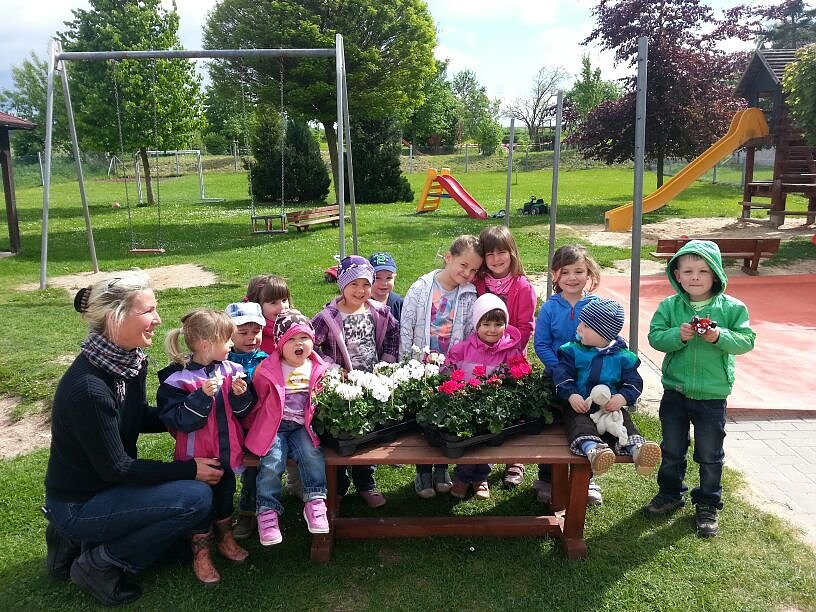 Bild: Die Kinder des Zwergenst&uuml;bchens freuen sich &uuml;ber die Blumenpracht