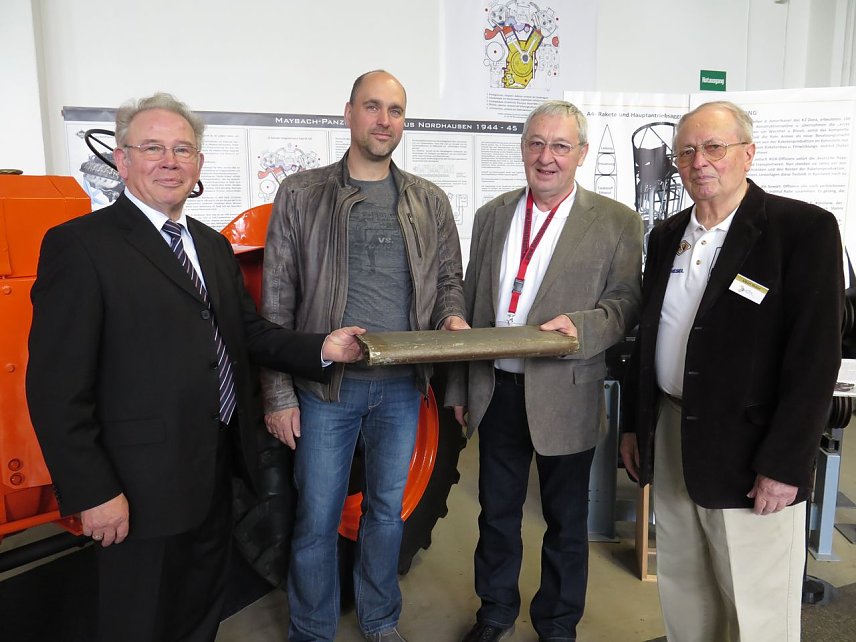 Bild: Leitwerk &uuml;bergeben