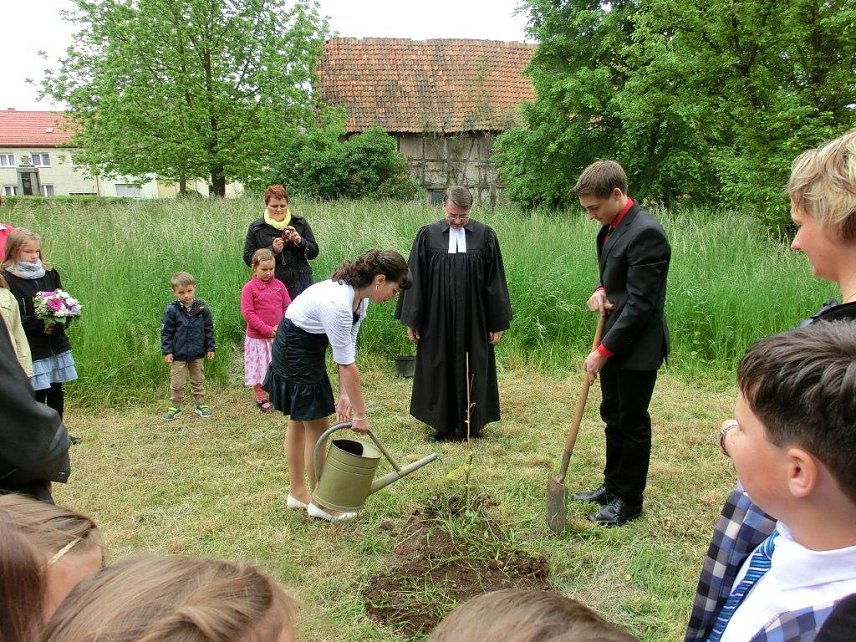 Bild: Traditionell m&uuml;ssen die Urbacher Konfirmanden einen Baum pflanzen