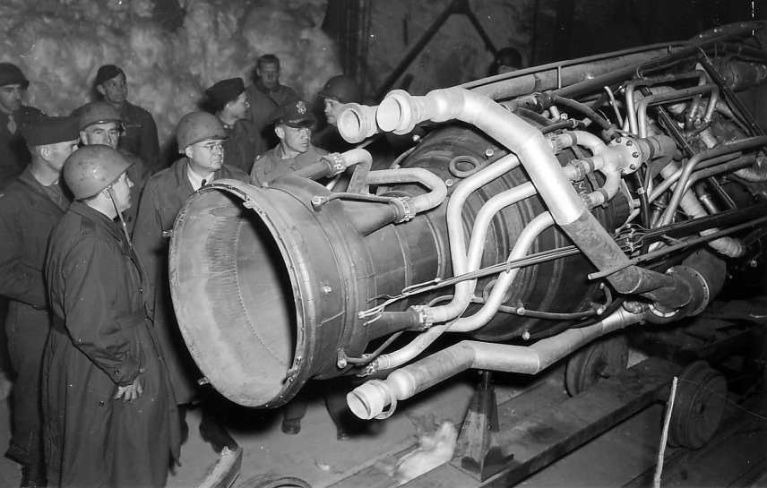 Bild: Amerikanische Kongressabgeordnete im befreiten KZ Mittelbau-Dora, Mai 1945.