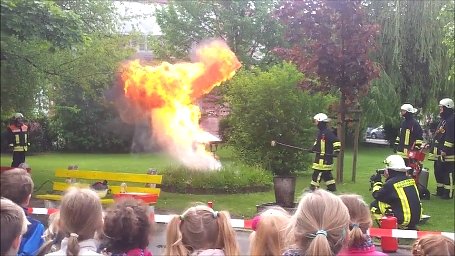 Bild: Brandschutzerziehung mit der Freiwilligen Feuerwehr