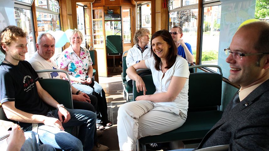 Bild: Talk in der Stra&szlig;enbahn