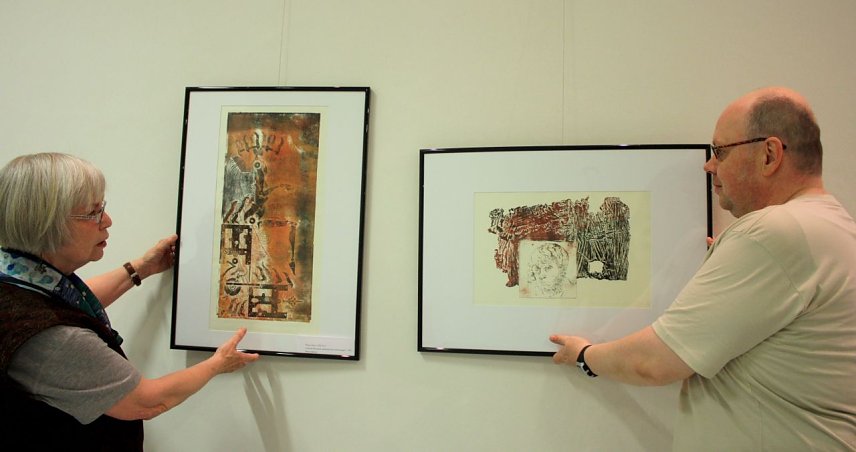 Bild: Heidelore Kneffel und Museumsmitarbeiter Mario Kemter beim Ausstellungsaufbau.