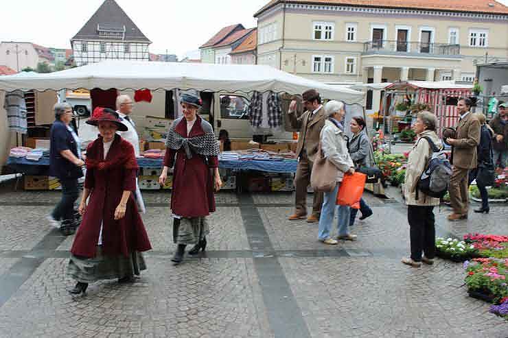 Bild: Blumenm&auml;dchen trifft Marktfrau