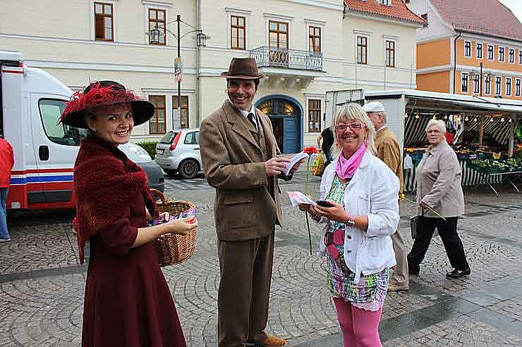Bild: Blumenm&auml;dchen trifft Marktfrau