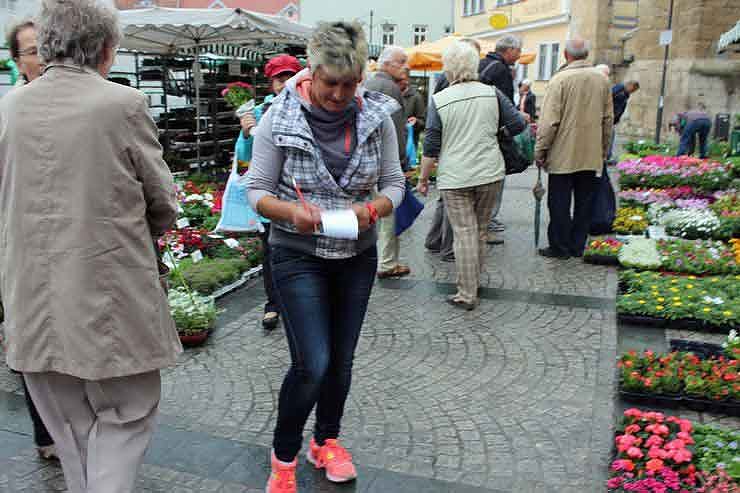 Bild: Blumenm&auml;dchen trifft Marktfrau