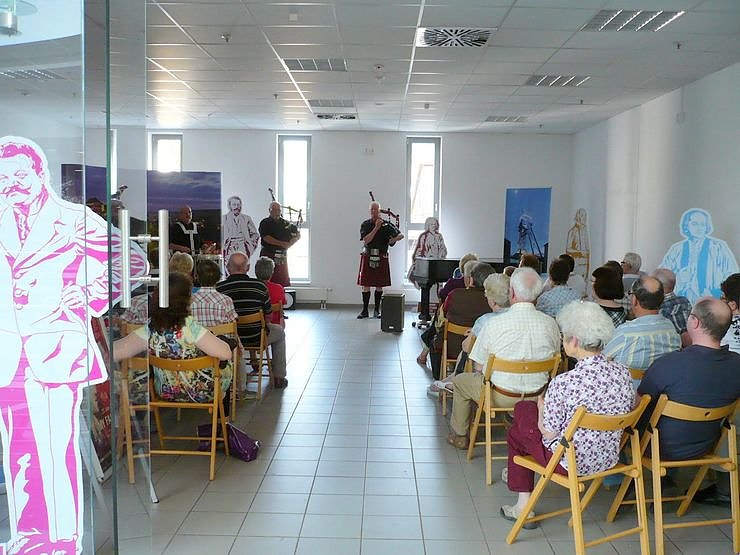 Bild: Sondersh&auml;user Pipes & Drums musizierten in der Galerie